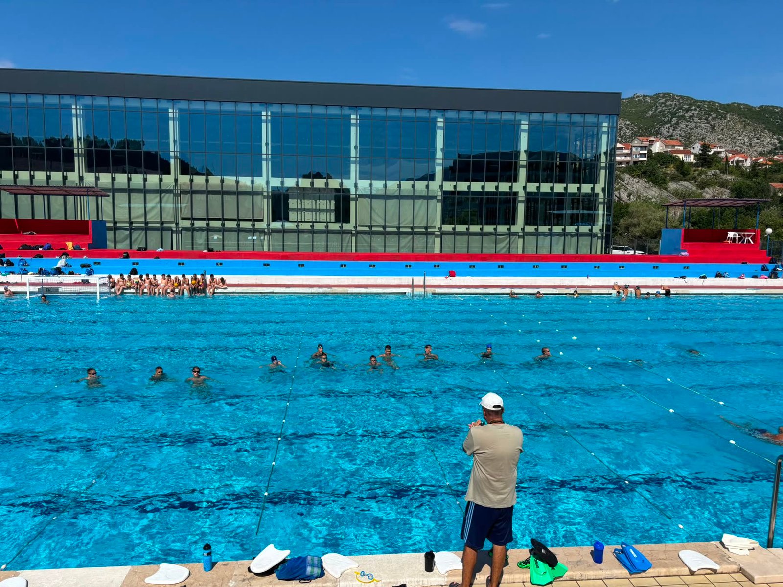 Trener prati trening mladih plivača na otvorenom olimpijskom bazenu u Trebinju